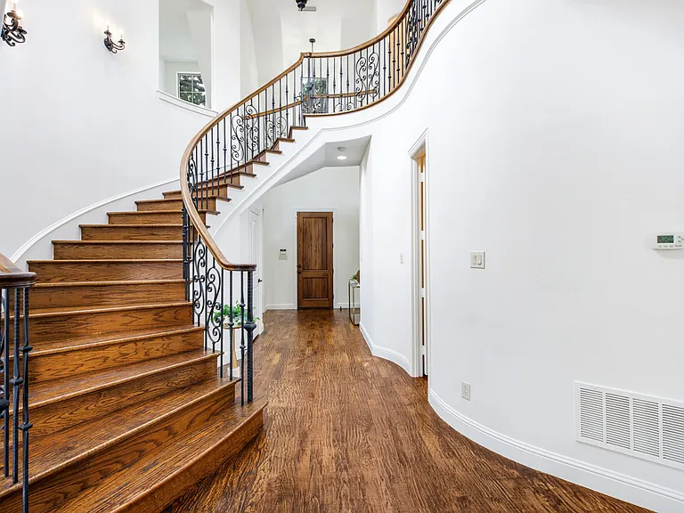 3606 S Versailles Ave — Photo 5