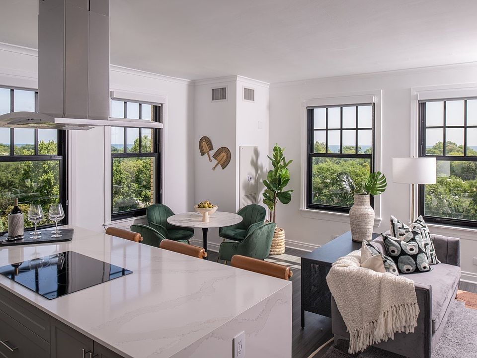 Plenty of natural lighting in the living room at The Belden Stratford in Chicago