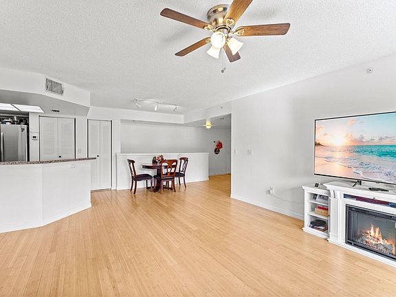 4th image of 1000 Crestwood Ct Court S #1013