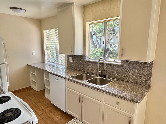 3rd image of 1040 N Laurel Ave APT 1