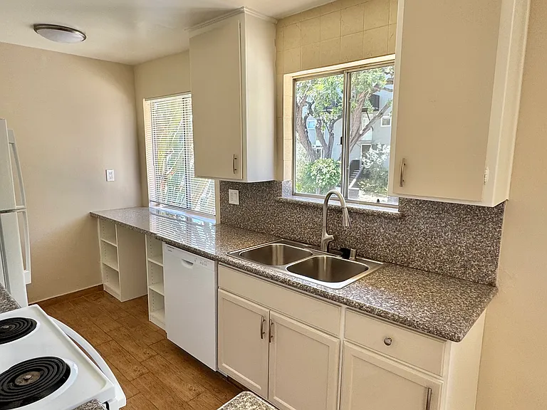 1040 N Laurel Ave #1 — Photo 3