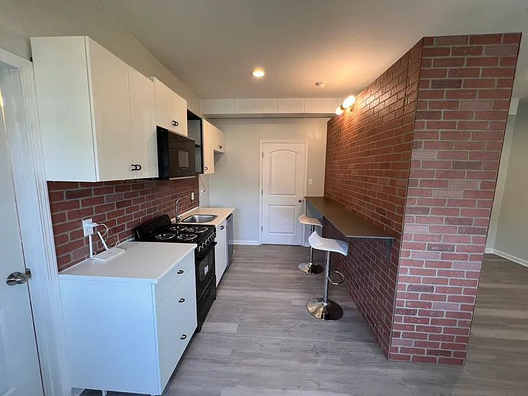 Ember Ct — Photo 4