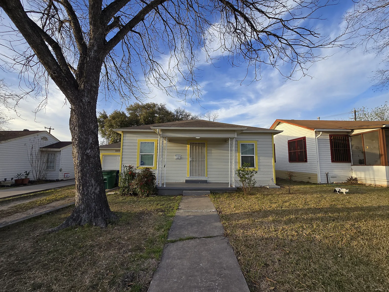 809 Elmwood Dr — Photo 2