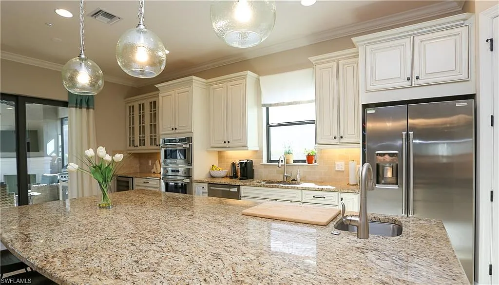 3 bed, 3.0 bath, 2398 sqft, $9,000 — Photo 3