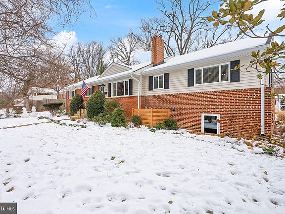 5th image of 3813 Larchmont Dr