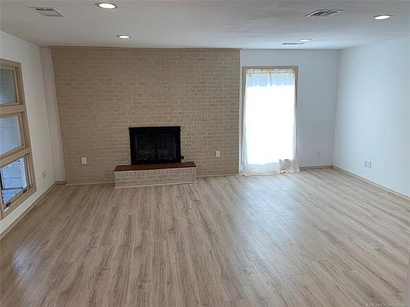3rd image of 1204 Oakdale Dr