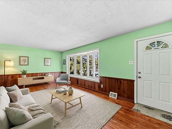 5th image of 20 Holly Dr