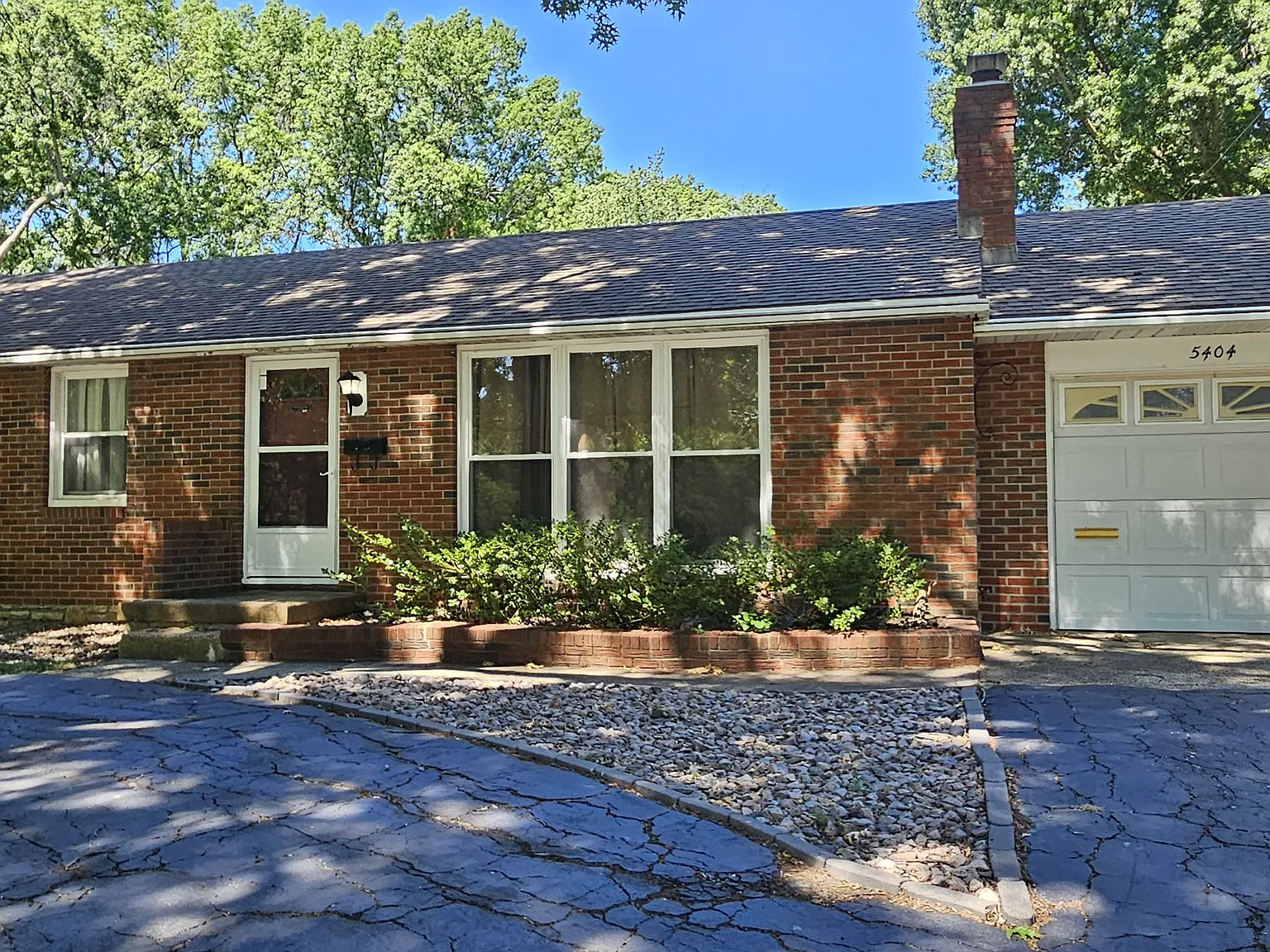 3 bed, 1.5 bath, 1410 sqft, $2,100 — Photo 1