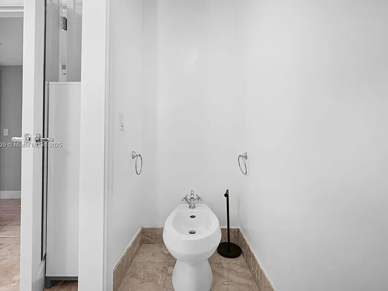 1435 Brickell Ave #3401 — Photo 18