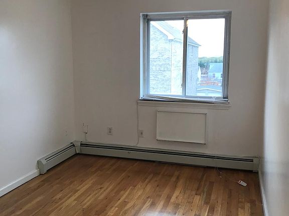 4th image of 279 Robinson Ave