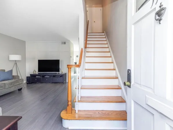 1147 Dickinson St, Springfield, MA 01108