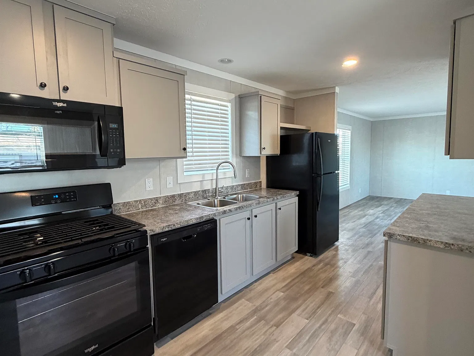 3 bed, 924 sqft, $1,250 — Photo 1