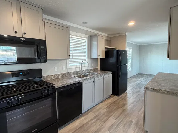 5425 Valley Dr, Bettendorf, IA
