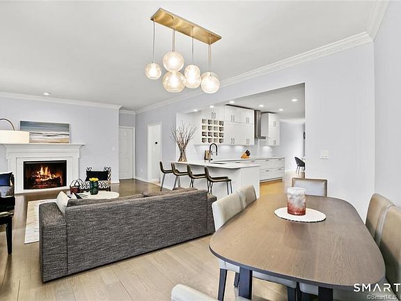 3rd image of 15 Old Stamford Rd APT C