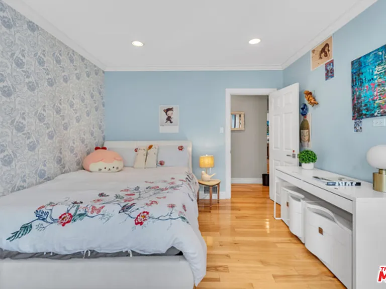 326 N Doheny Dr — Photo 12