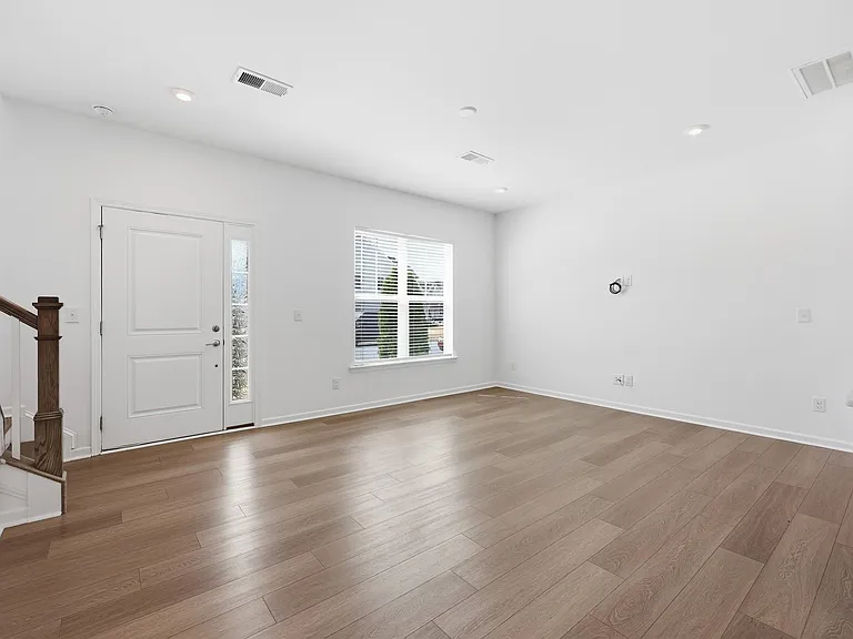 16401 Leading St — Photo 6