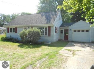 307 N 2nd St, Shepherd, MI 48883