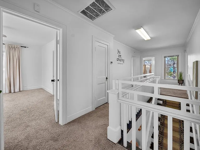 210 E Dobbs St — Photo 37
