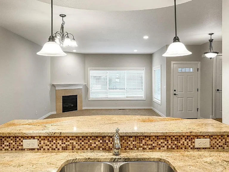 384 Market St NE — Photo 8