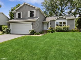 1034 Woodbridge Dr, Cary, IL 60013
