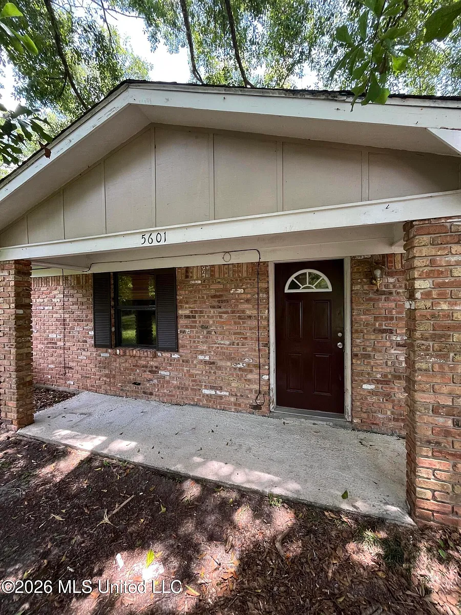 Building Photo - 5601 Wildwood Rd