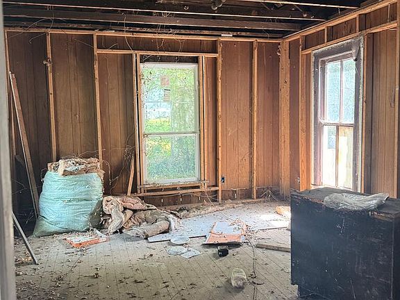 5th image of 604 Burkitt St