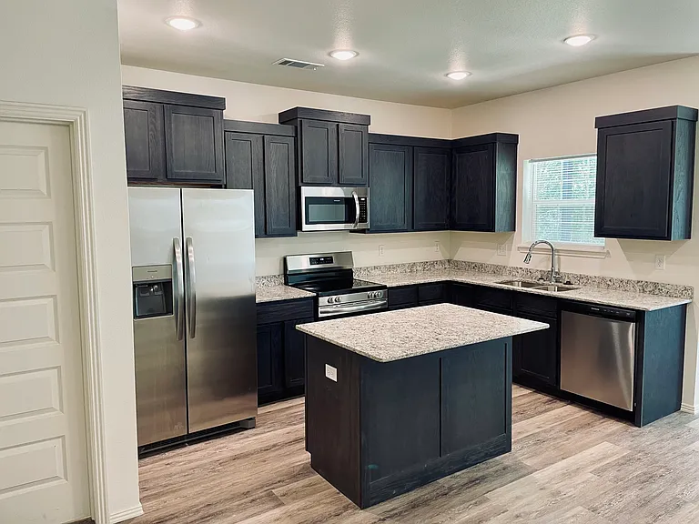 711 S Benchmark Ln — Photo 1