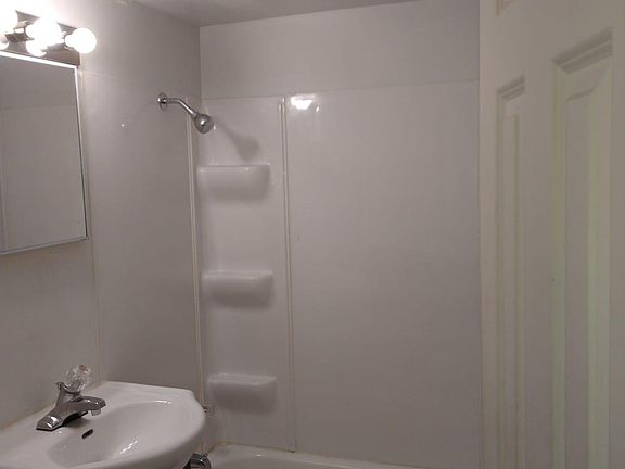 5th image of 15945 Lexington Ave #2