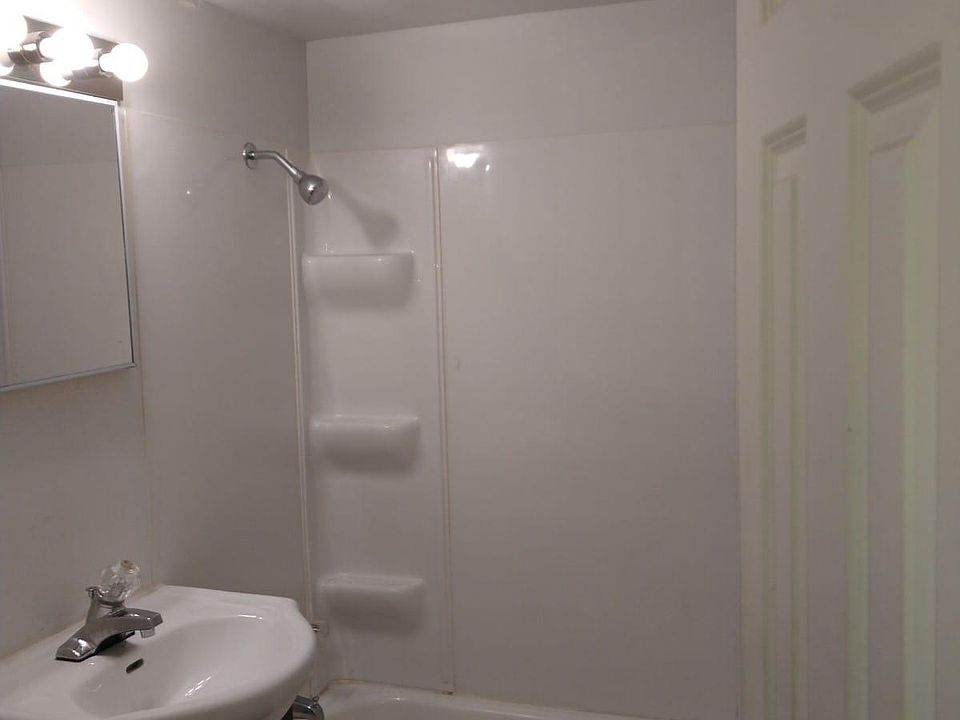 1st image of 15945 Lexington Ave #4
