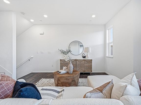 5th image of 621 Blackbury Ln