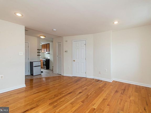 4th image of 2606 W Girard Ave #3