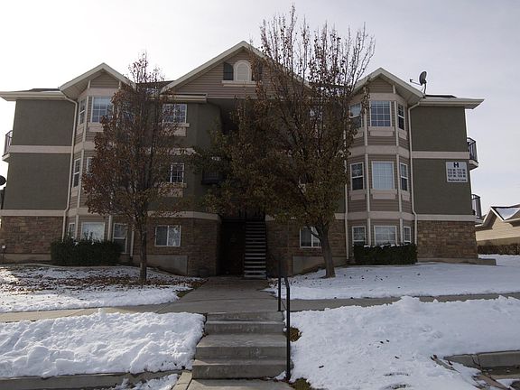 Front of condo, convenient bottom unit. Left 1st floor