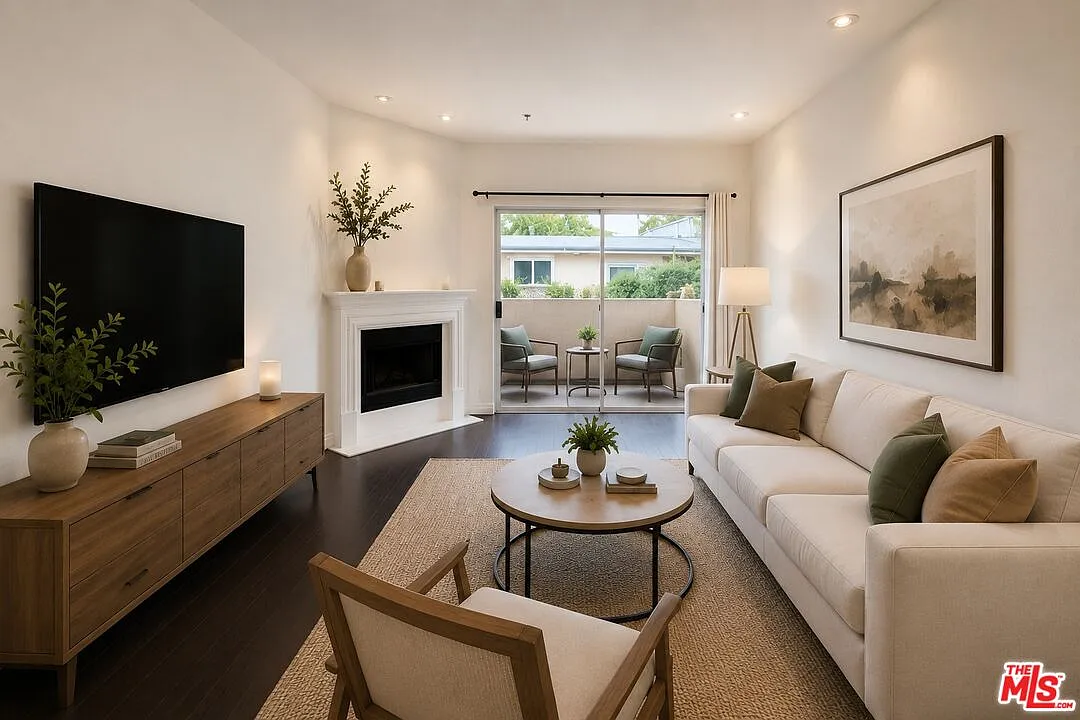 2 bed, 2.0 bath, 1020 sqft, $3,200 — Photo 2
