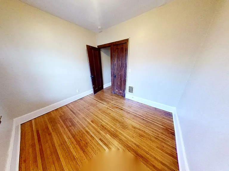 100 Laburnam Cres — Photo 12
