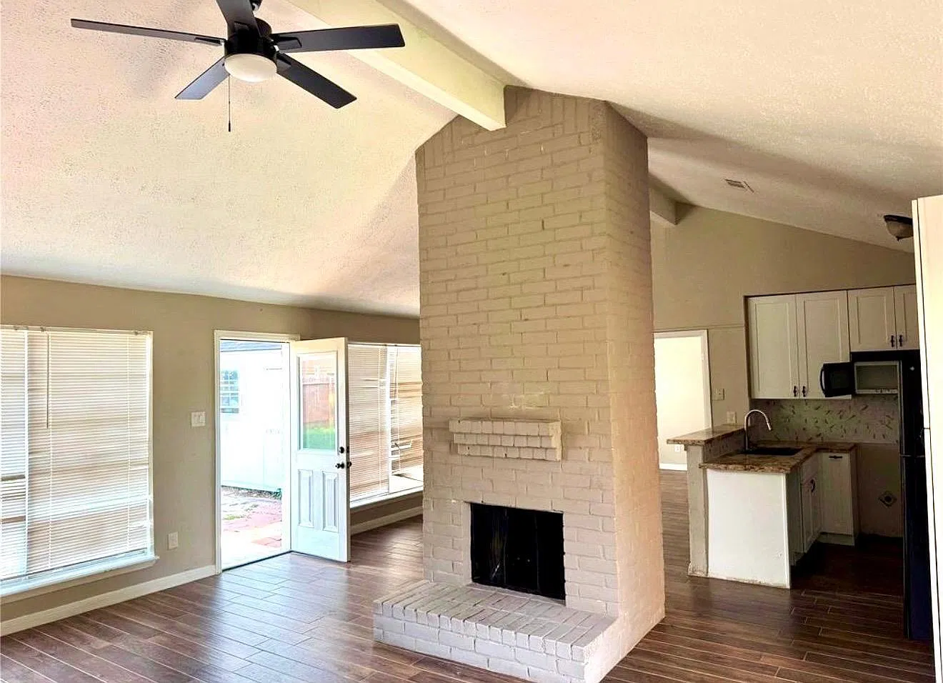 4 bed, 2.0 bath, 1448 sqft, $2,250 — Photo 2