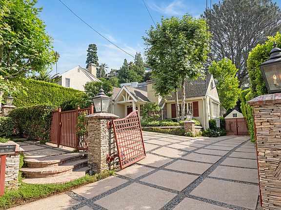 4th image of 1240 N Doheny Dr