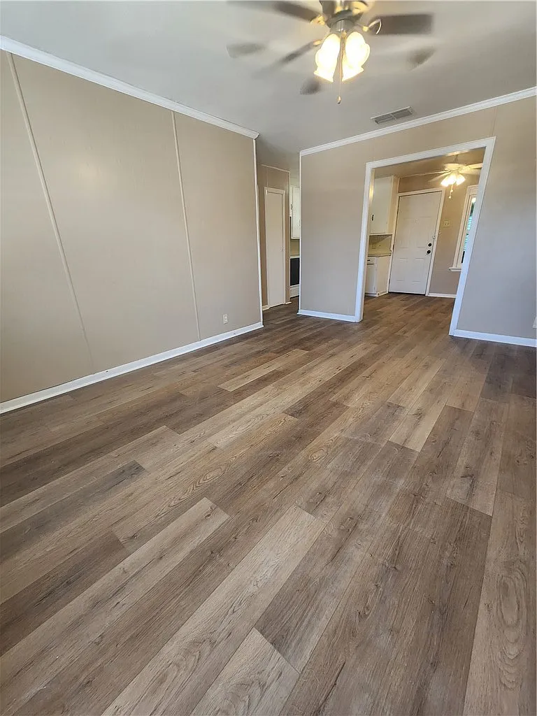 3 bed, 1.0 bath, 899 sqft, $1,329 — Photo 2