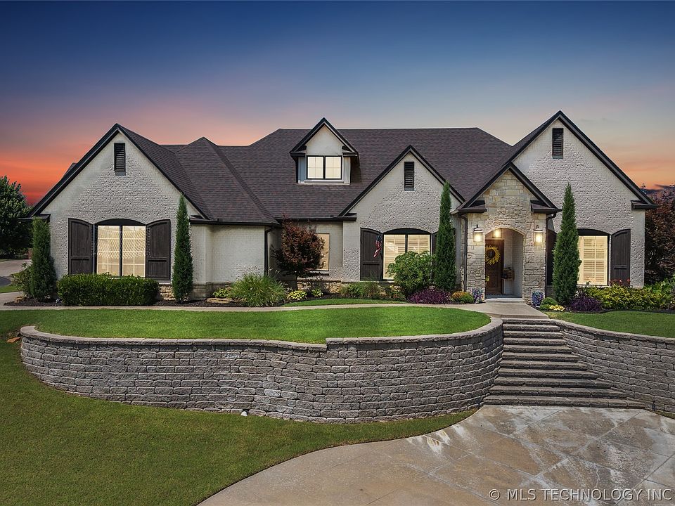 1st image of 580 Lakeview Cir