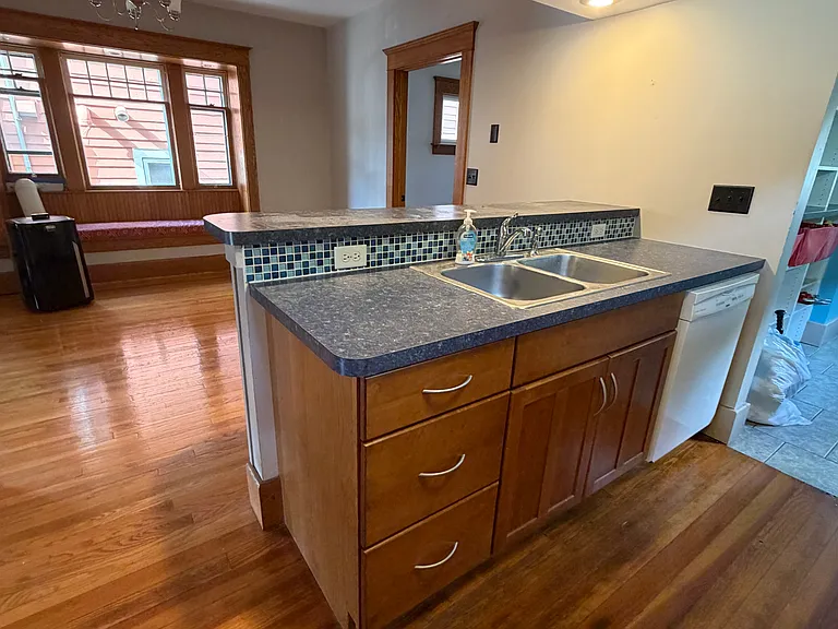 139 Leslie St — Photo 13