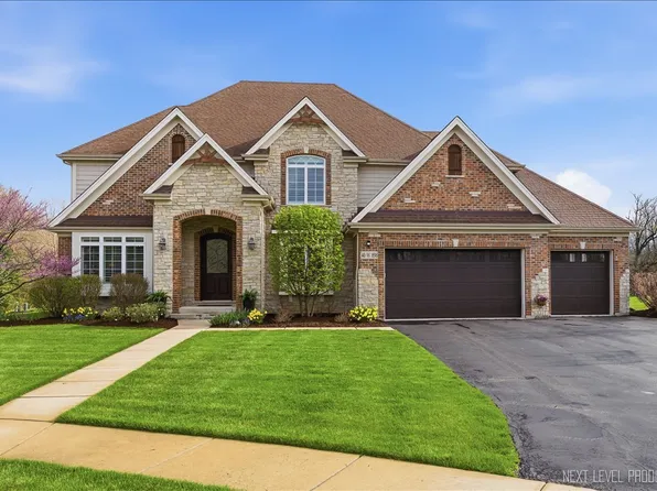 40W898 Fox Creek Dr, St Charles, IL 60175