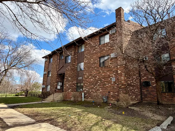 7809 Woodward Ave, Woodridge, IL 60517