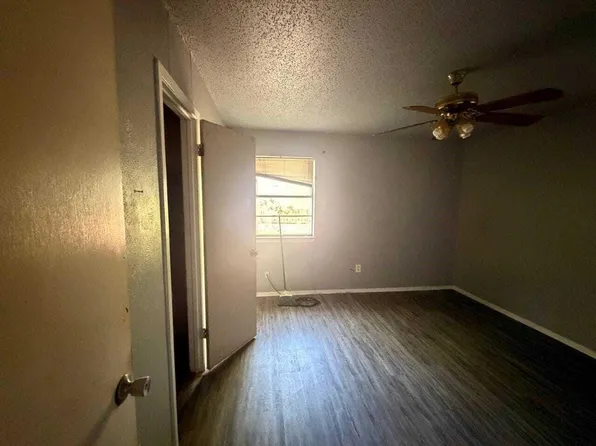 1814 SE 14th St, Grand Prairie, TX 75051