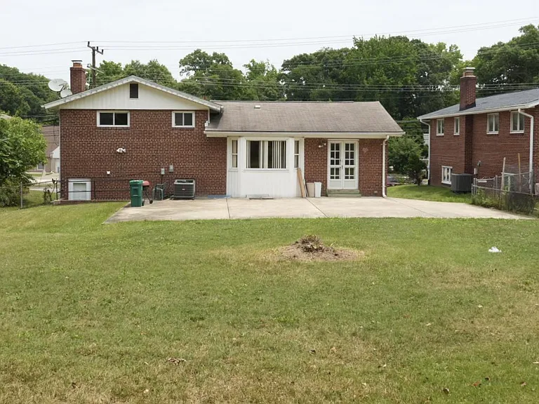 7104 Adelphi Rd — Photo 2
