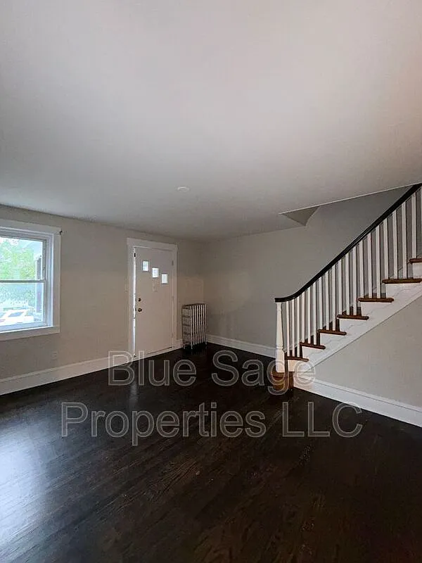 3 bed, 1.0 bath, 1060 sqft, $1,495 — Photo 3