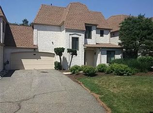 75 Park Gate Dr, Edison, NJ 08820