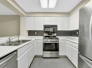 402 Hancock Ct, Edgewater, NJ 07020