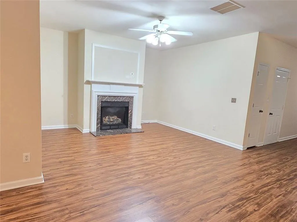 3 bed, 2.5 bath, 1920 sqft, $2,000 — Photo 4