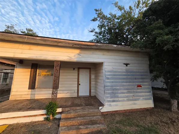 509 N Waggoner St, Electra, TX 76360