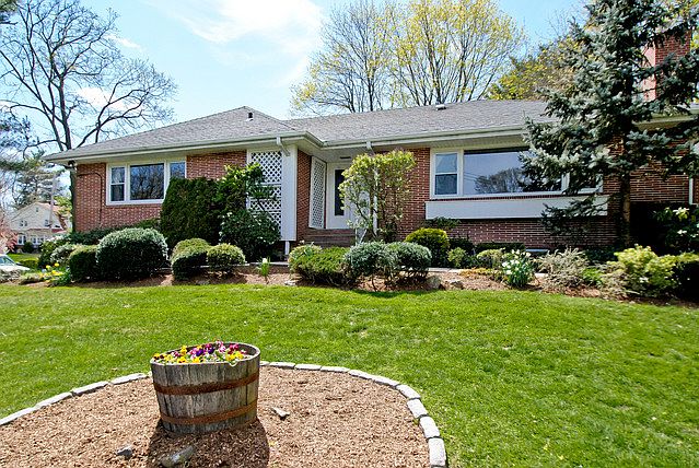1st image of 7 Lakeside Dr