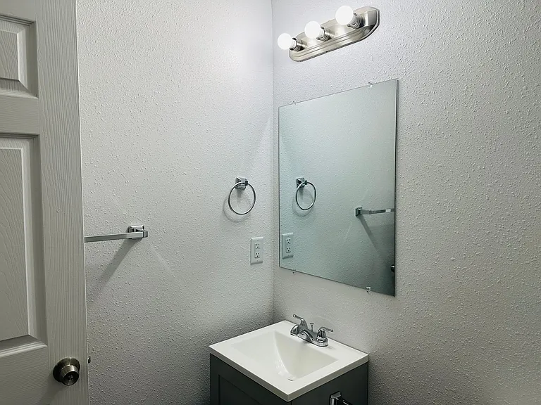 921 E 4th St #15 — Photo 15
